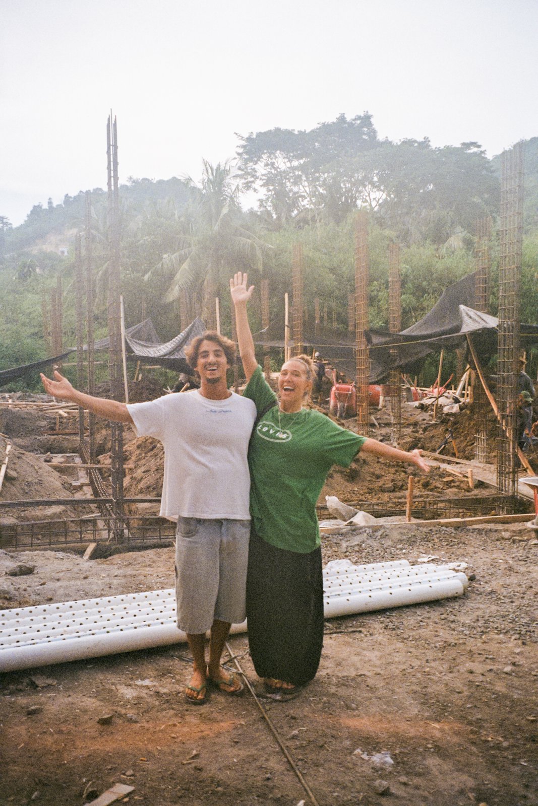 Alba y Felip visitando la construcción de Casa Brava
