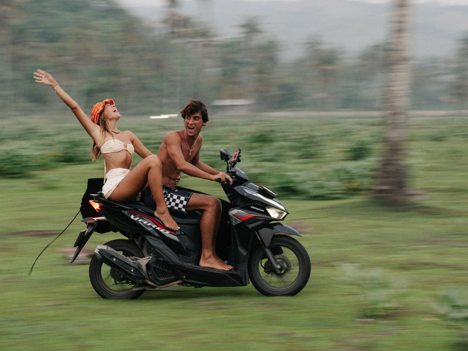 Alba y Felip en moto por Lombok