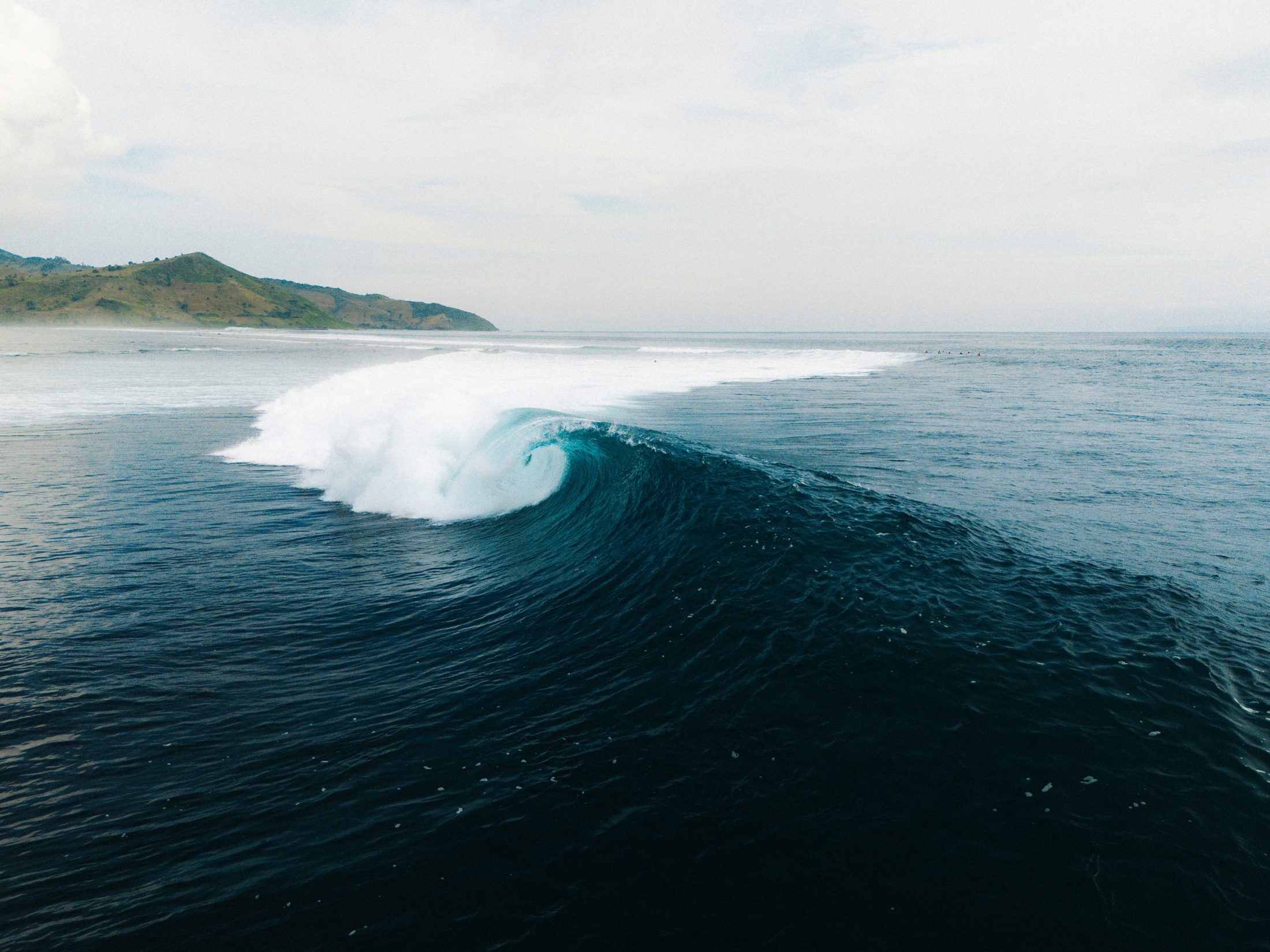 Ola rompiendo cerca de Kuta, Lombok