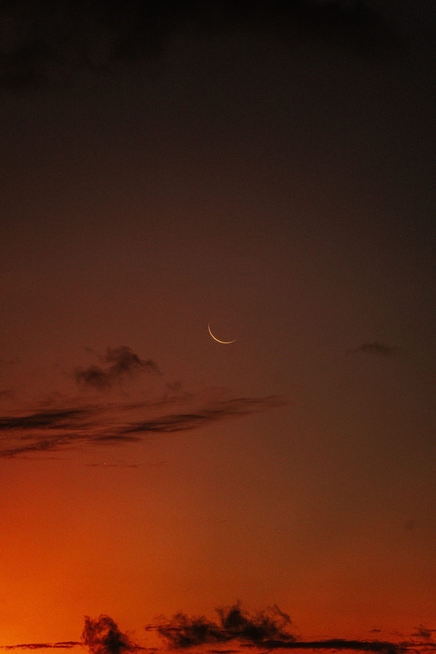 Luna creciente al atardecer en Lombok